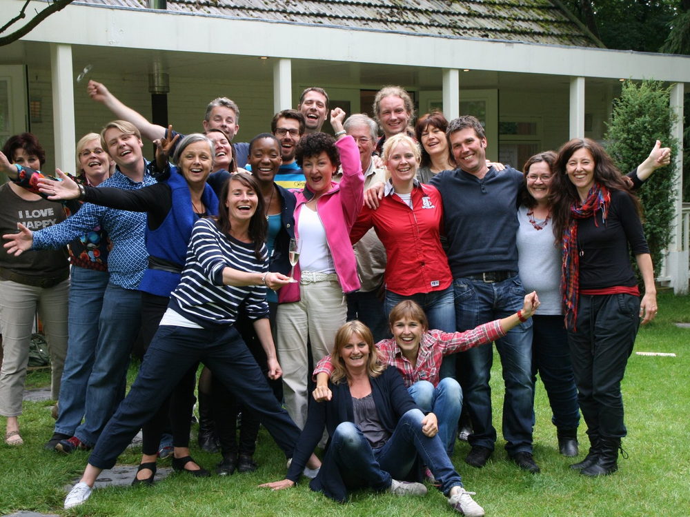 Deelnemers op het gras na een opleiding op Boekesteyn