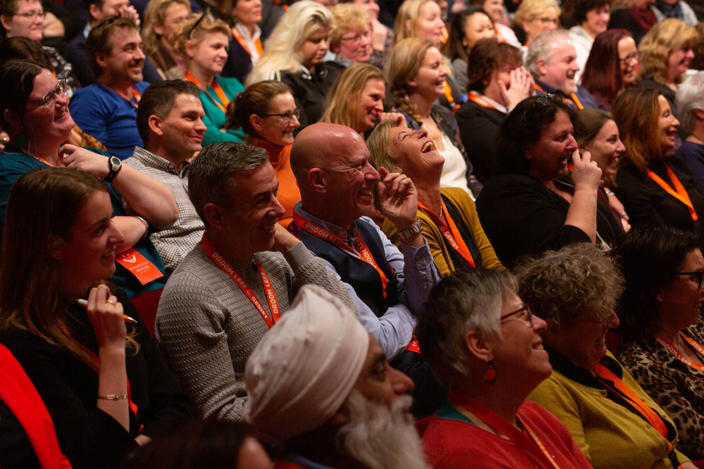 Volle zaal in DeLaMar tijdens een lezing van Vincent van der Burg